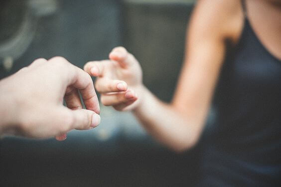 Händer som rör vid varandra