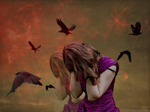 Kvinna omgiven av fåglar