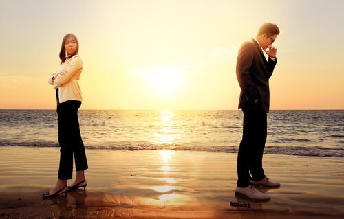 Man och kvinna på strand