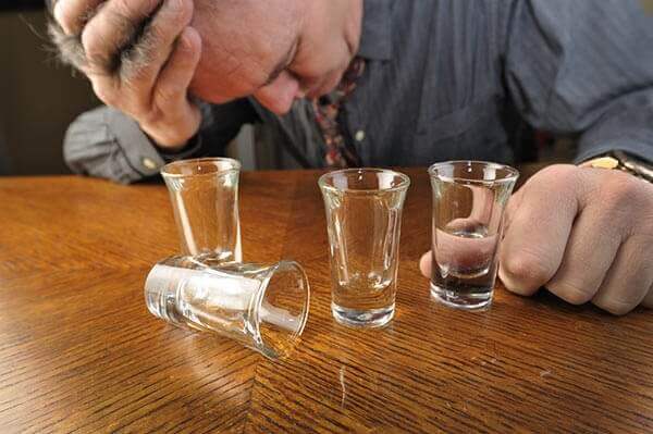 Man som dricker shots