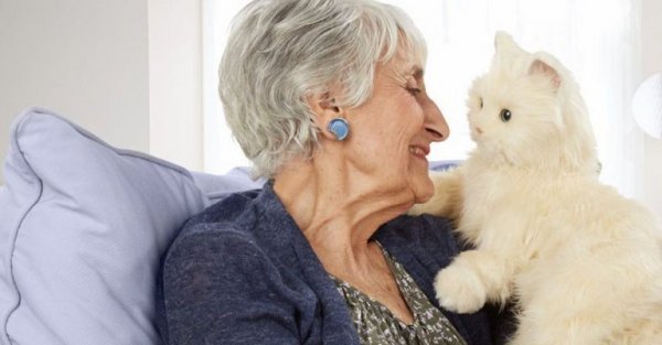 Äldre kvinna med katt