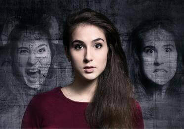 Kvinna som upplever en känsla av närvaro