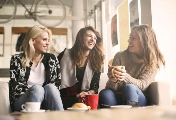Vänner dricker kaffe