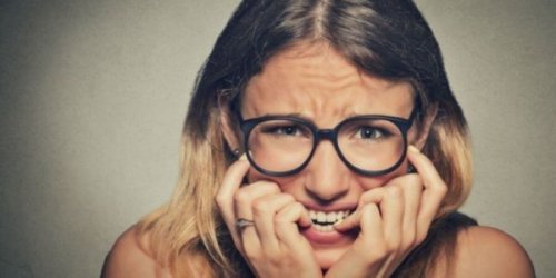 Kvinna som biter på naglarna och lider av anpassningsstörning