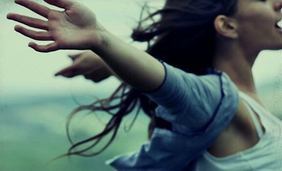 Kvinna med utsträckta armar