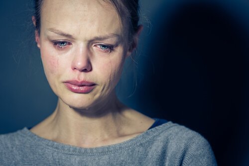 Kvinna med bipolär störning som gråter