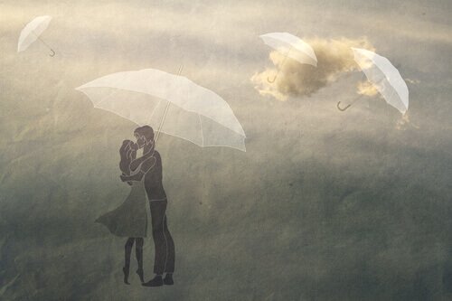 Par som kysser bland paraplyer