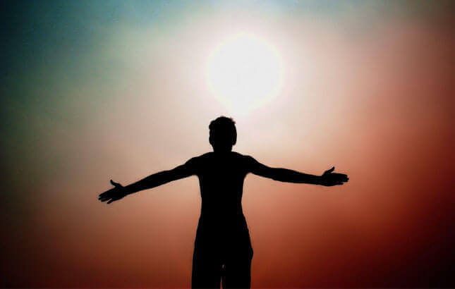 Person med utsträckta armar