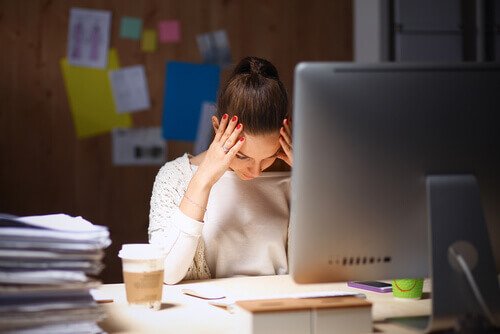 Stressad kvinna vid dator