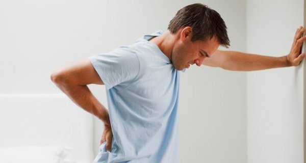 Man som lider av kronisk trötthet