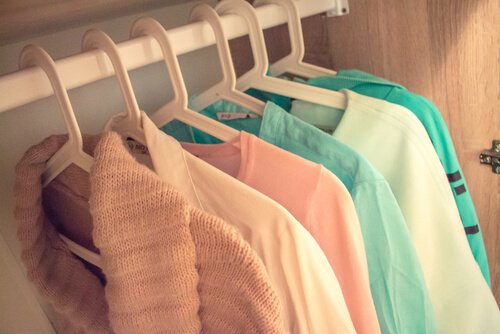 Organisera din garderob för att organisera ditt sinne