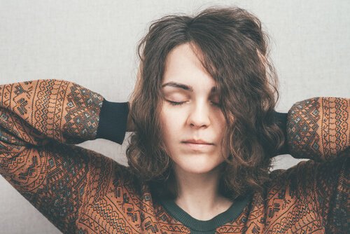 Kvinna som är rädd för att tala inför publik