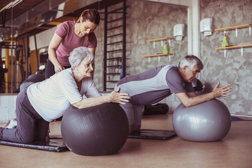 Äldre par utövar pilates