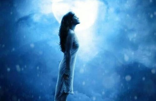 Kvinna framför månen