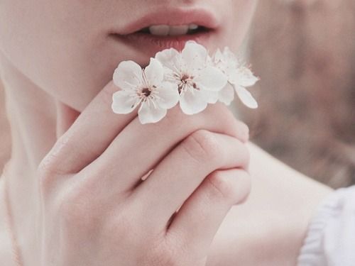 Romantisk uppvaktning med blommor
