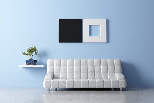 Rena väggar och växt i ett feng shui-hem