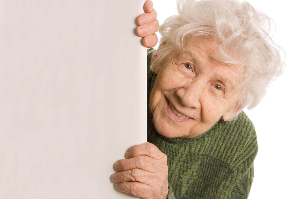 Äldre kvinna som tittar fram