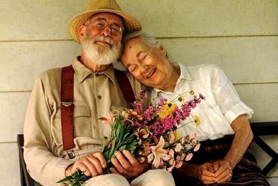 Äldre par med blommor