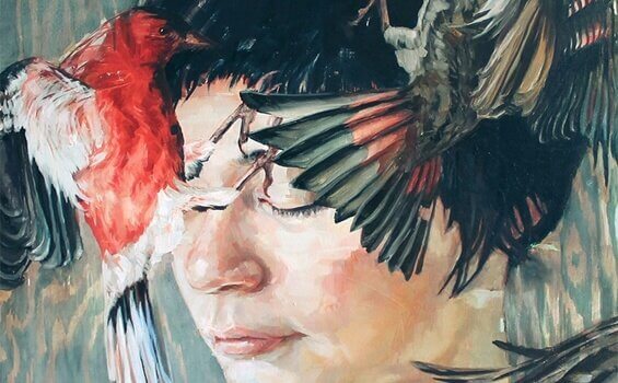 Person med fåglar runt huvudet