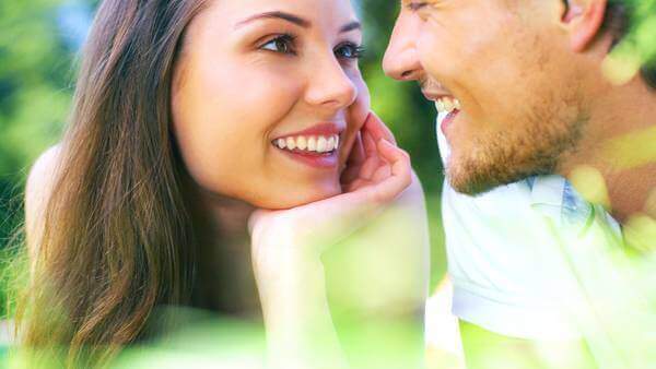 Om motparten inte kan hålla fast blicken vid dina ögon kanske han eller hon är oärlig