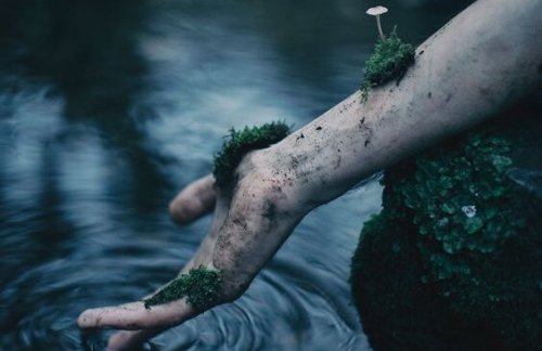 Håller handen i vatten och försöker acceptera döden