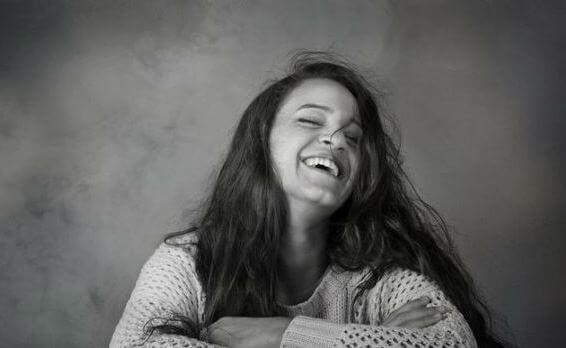 Kvinna som skrattar