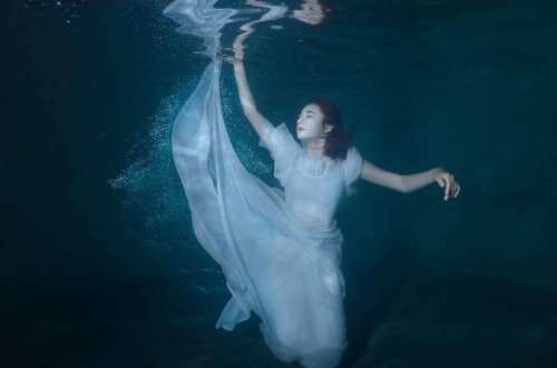 kvinna under vattnet