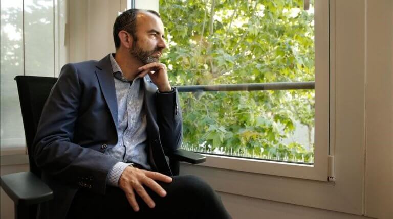 Man som tittar ut genom fönstret