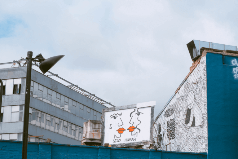 Skylt och blå byggnader