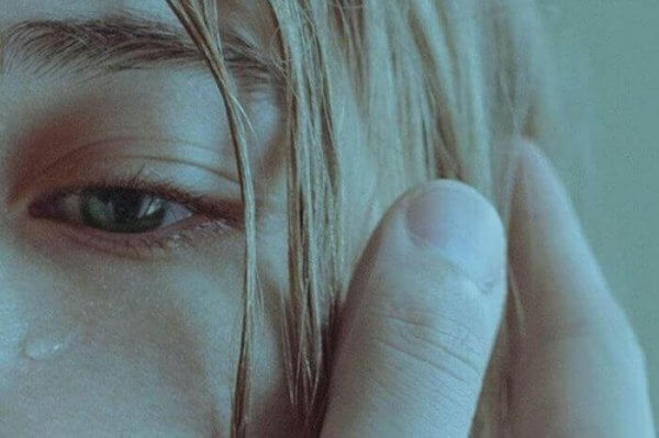 Gråtande kvinna som blivit utsatt för psykologiska övergrepp