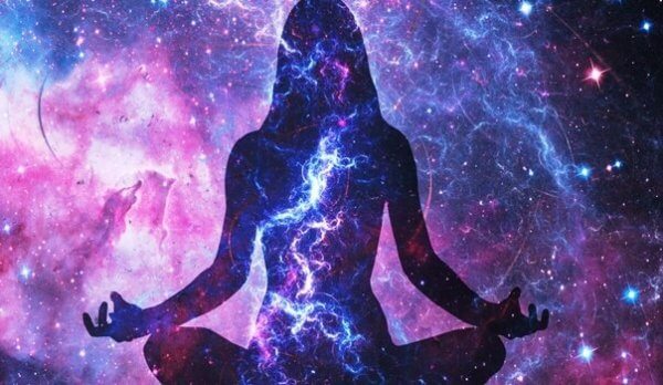 Kvinna i yogaställning som låter sitt inre ljus skina