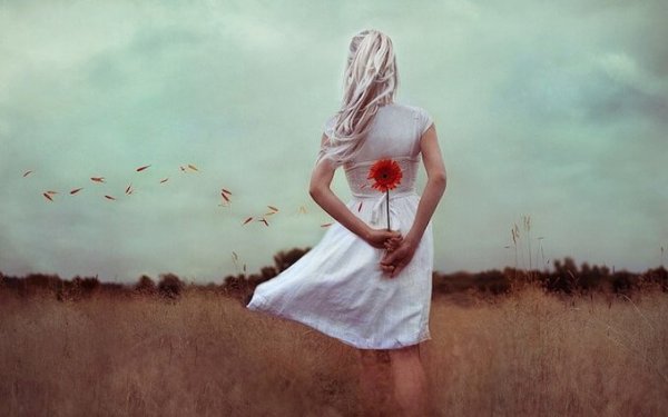 Kvinna med blomma som visar kopplingen mellan känslor och ryggen