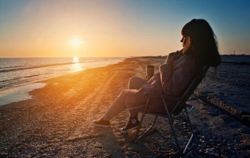 Kvinna på stranden som vill få nytt perspektiv