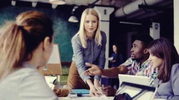 Kvinnlig gruppledare