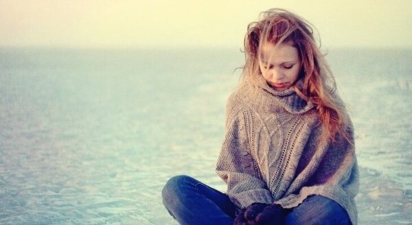 Ledsen person vid havet
