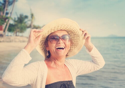 Lycklig kvinna på stranden