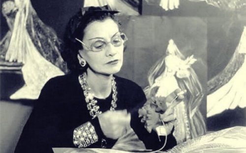 Coco Chanel arbetar