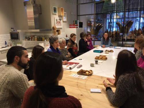 Människor som drar nytta av dödskaféer