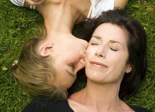 Dotter som pussar mor