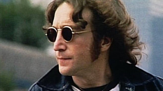 John Lennon med mörka solglasögon