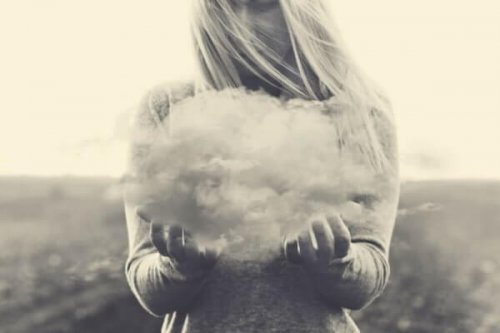 kvinna håller i moln