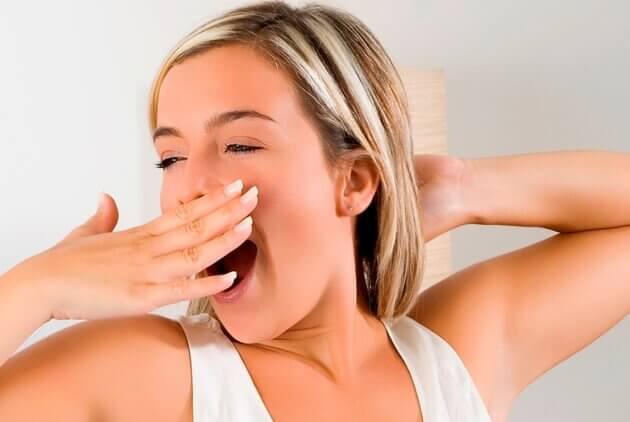 Kvinnor som visar vad det innebär att gäspa