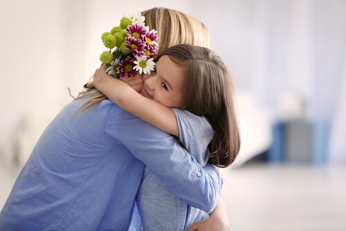Kvinna som kramar sin dotter