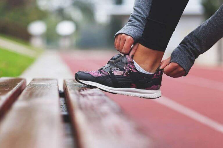 Kvinna som rättar till sin sko.