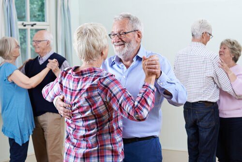 Äldre människor dansar pardans