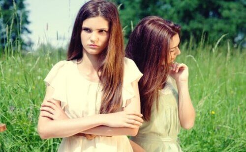 Arga vänner på fält