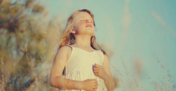 Flicka som andas djupt