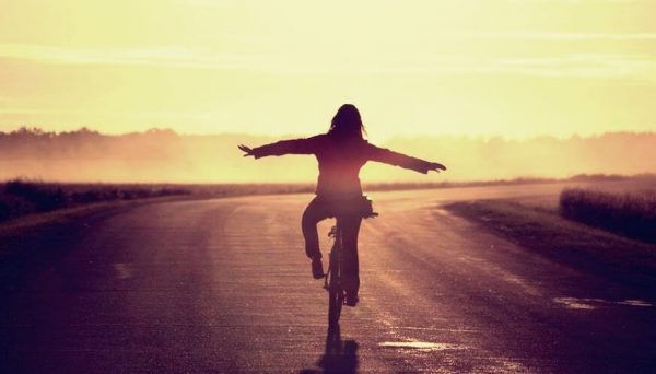 Kvinna cyklar ensam