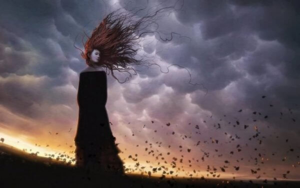 Kvinna i storm som vet vad som är bättre att hålla hemligt