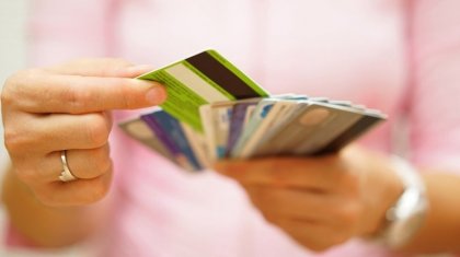 Kvinna med kreditkort